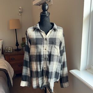 American Eagle plaid flannel shirt, gray size medium